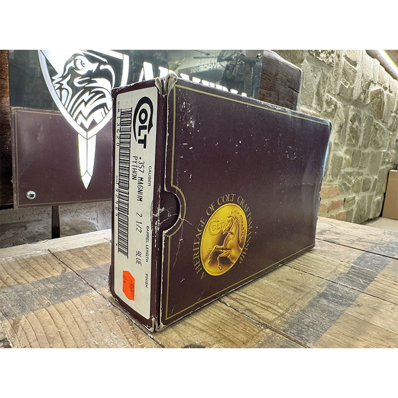 Revolver COLT PYTHON canna 2,5″ .357 Mag (FINITURA BLUE)