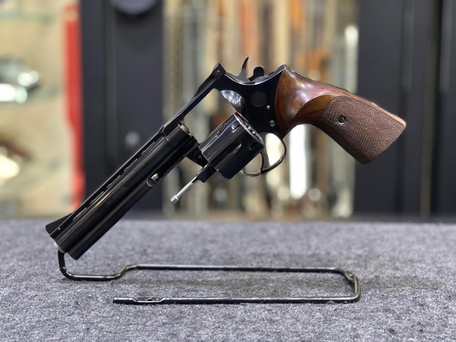 Revolver KORTH cal 357 magnum canna da 6 pollici