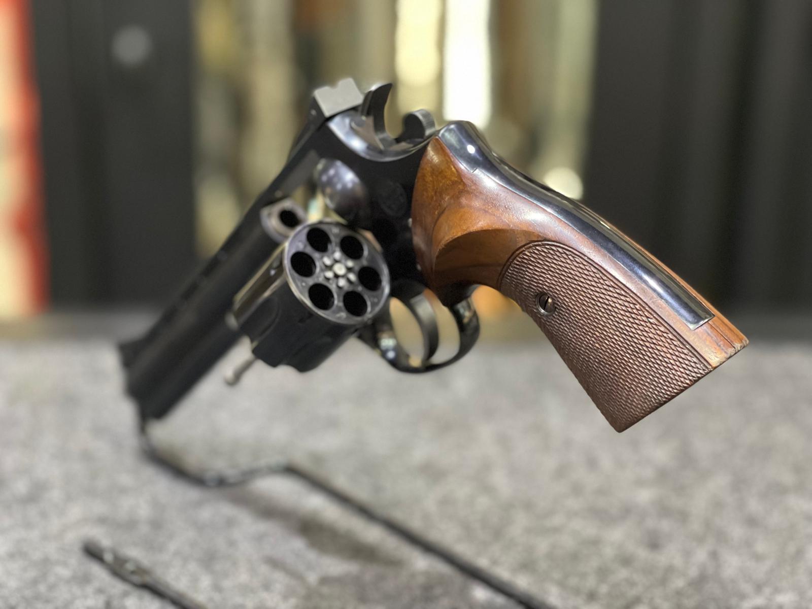 Revolver KORTH cal 357 magnum canna da 6 pollici