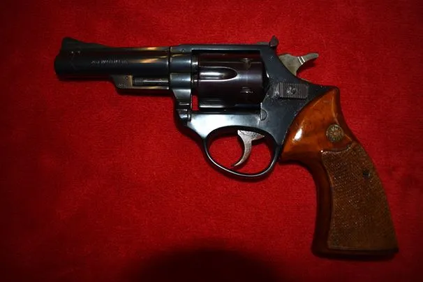 Revolver ASTRA calibro 357 magnum canna spinata 4″