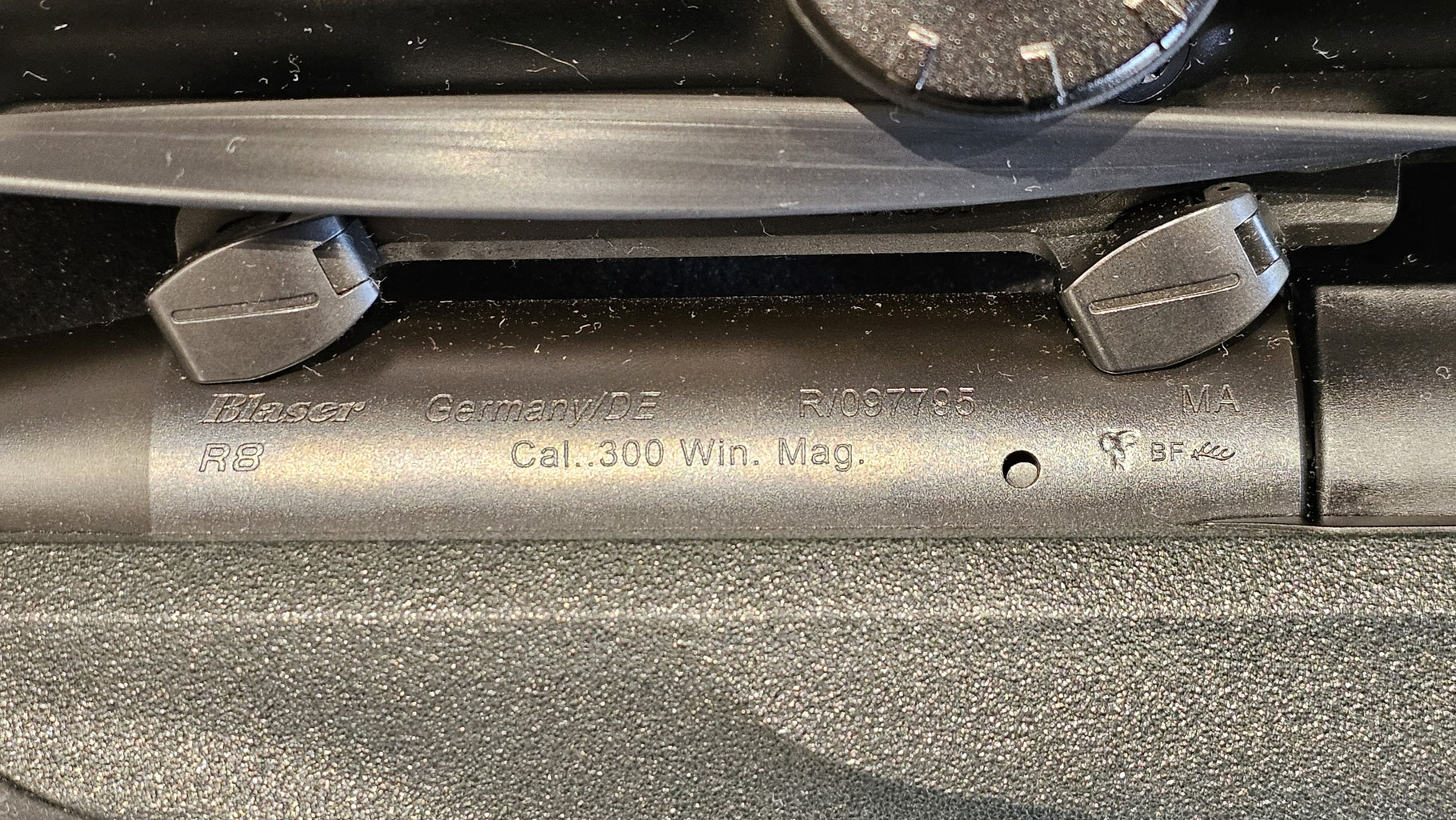 BLASER R8 cal. 300 Win Mag + ottica ZEISS Victory V8 20×56