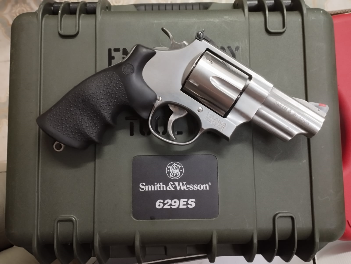 REVOLVER SMITH E WESSON MOD. 629 ES EMERGENCY SURVIVAL TOOL